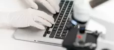 врач записывает результаты анализов